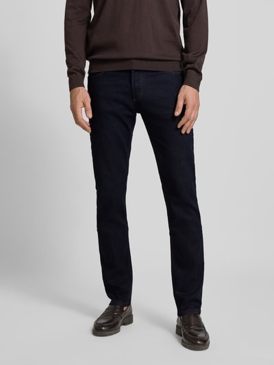 Männermodel trägt Regular Fit Jeans mit Eingrifftaschen van bugatti, donkerblauw, rechte pijpen, katoen-elastaan, Nahaufnahme onderlichaam.