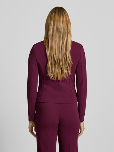 Vrouwenmodel draagt Slim Fit Blazer mit Reverskraag van Rinascimento in elastische materiaalmix met dubbele knoopsluiting, kleur bordeauxrood, Klepzakken, Ruglengte bij maat S 53 cm, Ganzkörperaanzicht achteraan.