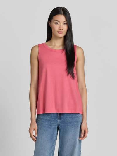 Vrouwenmodel draagt Regular Fit Trägertop aus katoenmix van s.Oliver RED LABEL in effen roze, gladde textuur, Ganzkörperansicht van voren.