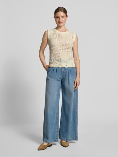 Frauenmodel trägt Regular Fit Pullunder aus Baumwoll-Mix von Tom Tailor in Strickoptik mit Struktur, Rundhals, cremefarben, Ganzkörperansicht von vorne.