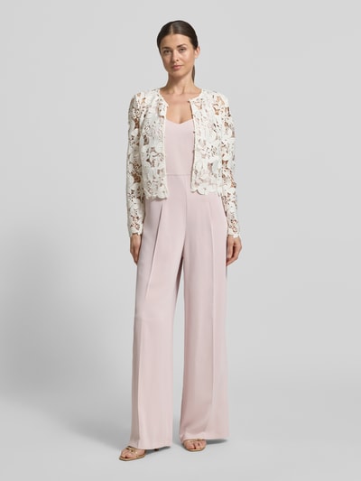 Vrouwenmodel draagt Regular Fit Jumpsuit met Bügelfalten van Christian Berg Cocktail in lichtroze, elegant met zijzakken, mouwloos, getailleerd, V-hals, ruguitsnijding, naadrits, gladde stof; volledige lichaamsweergave van voren.