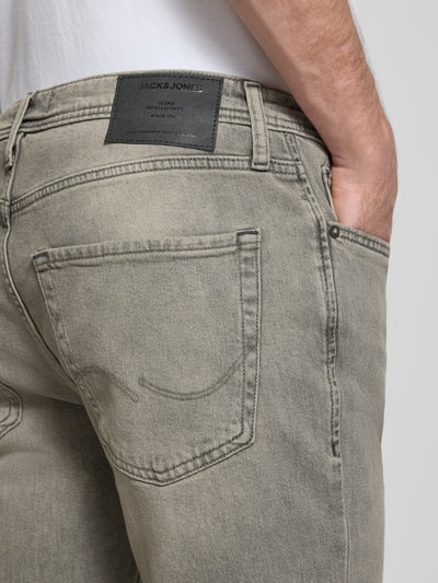 Mężczyznamodel nosi Regular Fit Jeans im Used-Look Modell 'CLARK' von JACK & JONES, mieszanka bawełny z dodatkiem streczu, wpuszczane kieszenie, efekt znoszenia, model męski, szerokość w rozmiarze 32/32: 42 cm, długość wewnętrzna nogawki: 75 cm, detalowe ujęcie tyłu.