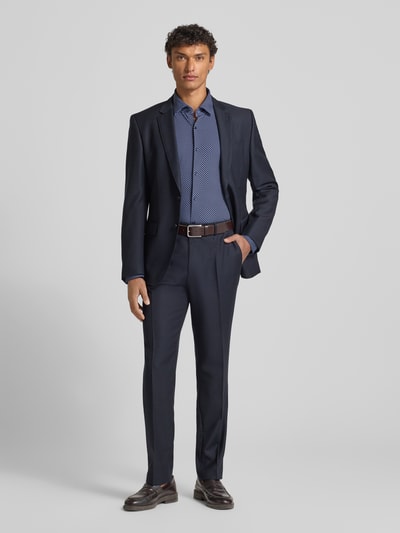 Männermodel trägt Slim Fit Businesshemd mit Kentkragen Modell 'KENNO' von HUGO, Optik: Unifarben, Allover-Muster, Ganzkörperansicht von vorne.
