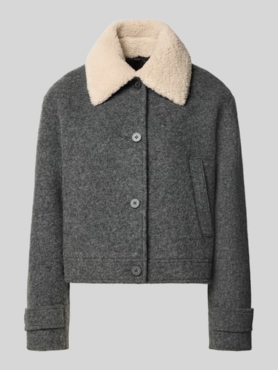 Produktfoto, Jacke mit Kentkragen und Eingrifftaschen van Style Icon Collection in grijs met crèmekleurige kraag, recht model, knoopsluiting, zij-steekzakken, mouwsluitingen, ruglengte maat 36: 54 cm, schouderbreedte: 52 cm, borstwijdte: 50 cm, mouwlengte: 60 cm