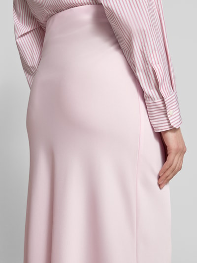 Frauenmodel trägt Maxirock aus Satin Modell 'VIELLETTE' von Vila, zartrosa, glatte Satin-Haptik, Gerader-Schnitt, Nahaufnahme Rückansicht. Kontext: Damen Maxirock, High-Waist, Bundweite bei Größe 36: 35 cm, Gesamtlänge bei Größe 36: 94 cm.