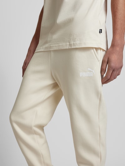 PUMA PERFORMANCE Relaxed Fit Sweatpants mit Label-Print Offwhite 3