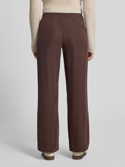 Frauenmodel trägt Wide Leg Jeans aus Modal-Mix Modell 'Marou french' von OPUS in Dunkelbraun, glatte Textur, Damen Wide & Loose Fit Jeans, Ganzkörperansicht Rückansicht.