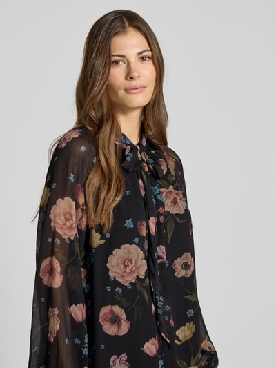 Vrouwenmodel draagt Knielanges Kleid mit Schluppe van Oui, A-lijn, knielengte, all-over look, strik, laagjeslook, nahaufnahme bovenlichaam.