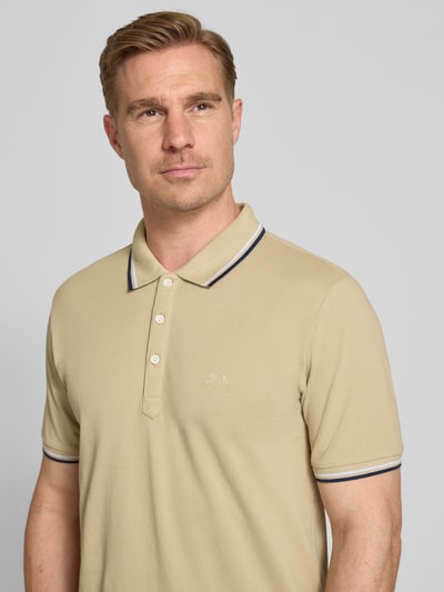 Männermodel trägt Relaxed Fit Poloshirt mit Kontraststreifen van Lindbergh, puur katoen, knoopsluiting, labelstitching, ruglengte bij maat M 67 cm, nahaufnahme oberkörper.