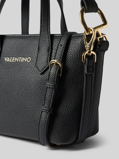 Produktfoto, schwarze Umhängetasche mit Label-Schriftzug Modell 'THAOE RE' von Valentino Bags, strukturierte Lederoptik, goldene Details, Damen Umhängetasche