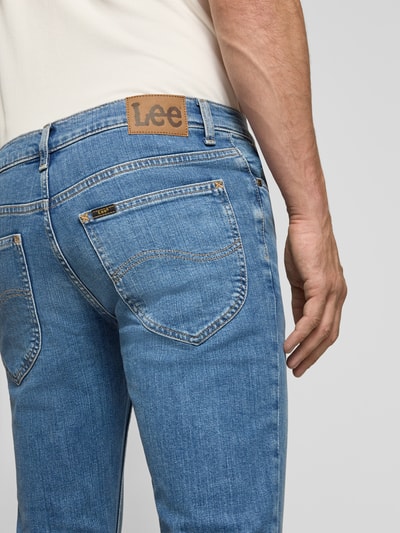 Männermodel trägt Slim Fit Jeans aus katoenmix Modell 'Luke' van Lee in lichtblauw, heren slim fit jeans, detailopname rugaanzicht