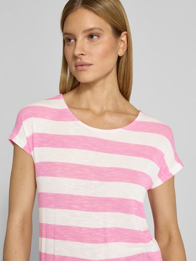 Frauenmodel trägt Regular Fit T-Shirt aus Viskose-Mix Modell 'WIDE STRIPE' von Vero Moda, mehrfarbig, Feinstrick, Nahaufnahme Oberkörper.