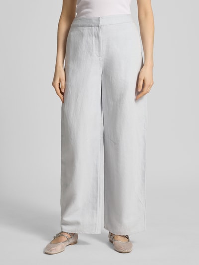 Frauenmodel trägt Wide Leg Pants mit Leinen-Anteil Modell 'SAROKO' von Samsøe Samsøe in hellgrau, ausgestellter Schnitt, Nahaufnahme Oberkörper bis Fuß, Baumwoll-Mix, französische Taschen, glatte Textur, Vorderansicht.