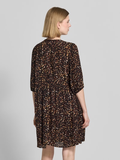 Frauenmodel trägt Minikleid aus Reine Viskose im Allover-Look Modell 'MARRAKECH' von ICHI, A-Linie, Rückenlänge 34 cm, Brustweite 35 cm, Ärmellänge 37 cm, Ganzkörperansicht Rückansicht.