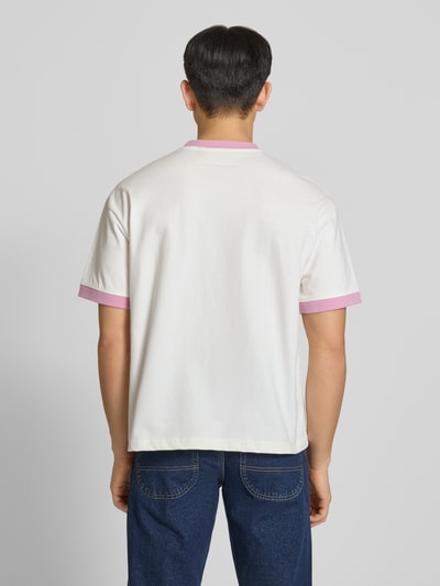 Männermodel trägt Herren T-Shirt mit Label-Stitching Modell 'Rush' von PROHIBITED, Reine Baumwolle, Regular-Fit, Rückenlänge 65 cm, Ganzkörperansicht Rückansicht.