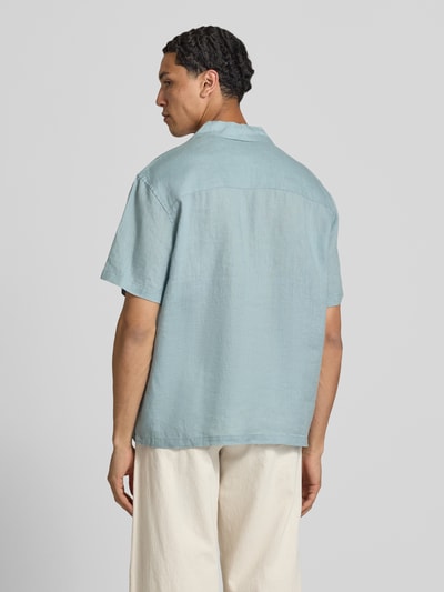 Männermodel trägt Relaxed Fit Freizeithemd aus reinem Leinen Modell 'FLYNN' von Only & Sons in Hellblau, Strukturtextur, Herren, Ganzkörperansicht Rückansicht.