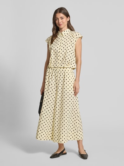 Frauenmodel trägt Culotte im Allover-Look Modell 'Nada' von My Essential Wardrobe, cremefarben mit schwarzen Punkten, weite Form, reine Baumwolle, elastischer Bund, Wide Leg, Ganzkörperansicht von vorne.