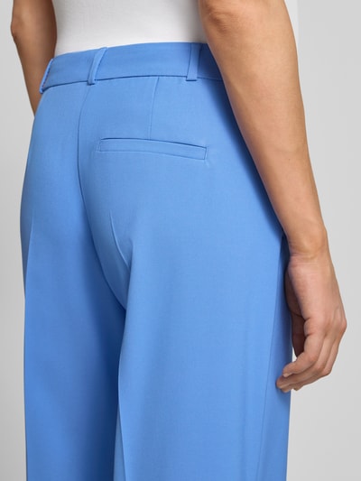 Frauenmodel trägt Cropped Hose aus Viskose-Mix mit Bügelfalten von Comma, leuchtend blau, Gesäßtasche, Nahaufnahme Rückansicht, Damen, Stretch-Anteil, Bundweite 39 cm, Innenbeinlänge 77 cm, Größe 36.