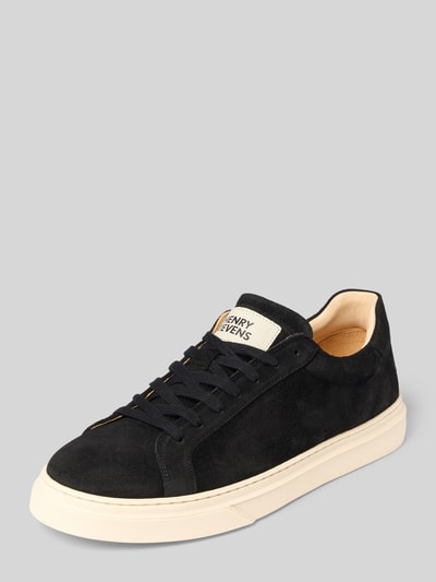 Produktfoto, Sneaker aus echtem Leder Modell 'Travis' von Henry Stevens in Schwarz, glatte Struktur, abgerundete Form, Logo-Patch sichtbar. Herren Sneaker, Absatzhöhe 3 cm, Schafthöhe 8 cm, Schaftweite 10 cm.