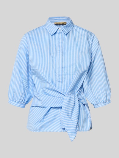 Produktfoto, Regular Fit Bluse mit Knotendetail von Smith and Soul in Hellblau mit weißem Streifenmuster, reine Baumwolle, Hemdblusenkragen, verdeckte Knopfleiste, 3/4-Arm, weiche Struktur, Rückenlänge 60 cm, Ärmellänge 39 cm