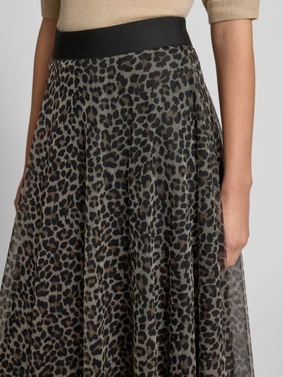 Frauenmodel trägt Midirock mit Allover-Animal-Print von Zero, leichte A-Linie, elastischer Bund, Unterrock, Nahaufnahme Oberkörper.