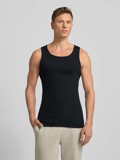 Männermodel trägt schwarzes Tanktop aus reiner Baumwolle im 2er-Pack von TOM TAILOR mit feiner Rippenstruktur, Ganzkörperansicht von vorne.