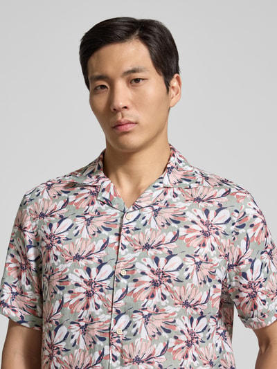 Männermodel trägt Regular Fit Freizeithemd aus reinen Leinen von Christian Berg Men, floraler Allover-Print, Nahaufnahme Oberkörper.