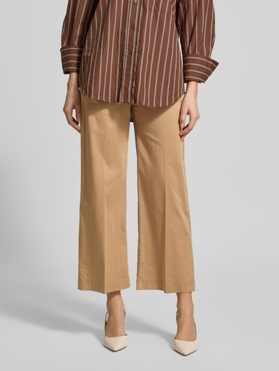 Frauenmodel trägt Culotte mit Eingrifftaschen Modell 'Peggy' von Raphaela By Brax in Beige, Baumwoll-Elasthan-Mix, Nahaufnahme Oberkörper.