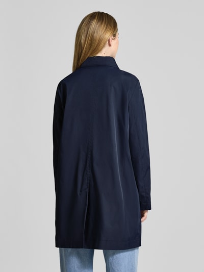 Frauenmodel trägt Mantel mit verdeckter Knopfleiste und Eingrifftaschen von Christian Berg Woman Selection, dunkelblau; Rückenansicht, Ganzkörperansicht Rückansicht. Rückenlänge bei Größe 36: 87 cm, Schulterbreite: 40 cm, Brustweite: 54 cm, Ärmellänge: 62 cm.