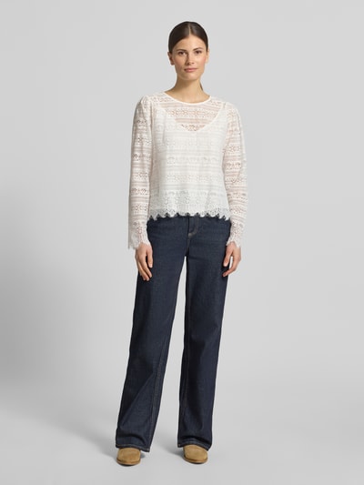 Frauenmodel trägt Blusenshirt aus Spitze mit Rundhalsausschnitt von Comma, weiß, Baumwoll-Mix, Regular-Fit, Ganzkörperansicht von vorne.