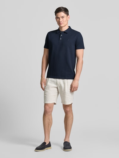 Männermodel trägt Regular Fit Poloshirt mit Logo-Stitching von Lerros aus Baumwoll-Mix mit Stretch-Anteil, Strukturmuster, Ganzkörperansicht von vorne.