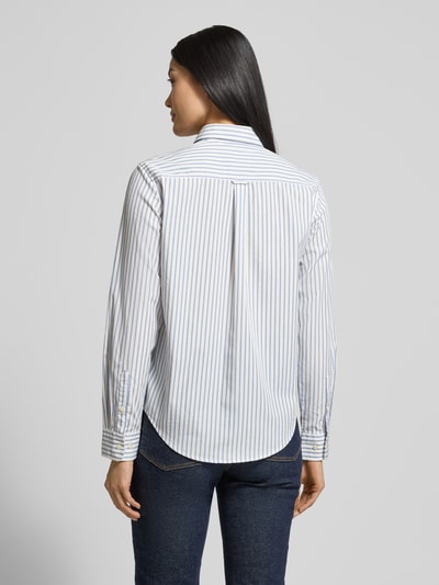 Frauenmodel trägt Regular Fit Bluse mit Label-Stitching von Gant, gestreifte Baumwolle, Hemdblusenkragen, Rückenansicht, Ganzkörperansicht Rückansicht.