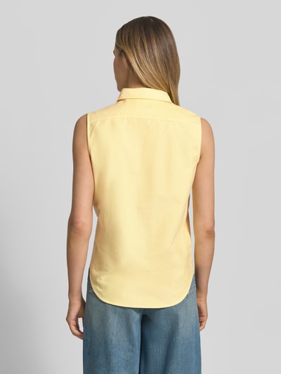 Frauenmodel trägt Relaxed Fit Hemdbluse aus reiner Baumwolle von Polo Ralph Lauren in Optik: Unifarben, Oxford Material, Ganzkörperansicht Rückansicht.