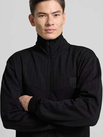 Männermodel trägt Regular Fit Sweatjacke aus Baumwoll-Mix Modell 'DAVRONTO' von HUGO, Optik: unifarben, Nahaufnahme Oberkörper.