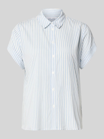 Produktfoto, Regular Fit Bluse aus Viskose-Elasthan-Mix Modell 'MAJAN' von Samsøe Samsøe im Allover-Look mit feinen blauen Streifen, Hemdblusenkragen und kurzen Ärmeln mit Aufschlag, Rückenlänge 67 cm, Ärmellänge 14 cm, glatte Textur.