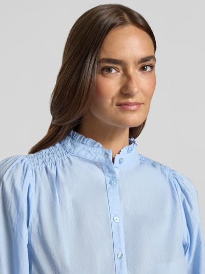 Frauenmodel trägt Regular Fit Bluse mit Stehkragen Modell 'CALISTE' von Soyaconcept aus Reine Baumwolle mit Puffärmel und Knopfleiste, Nahaufnahme Oberkörper.