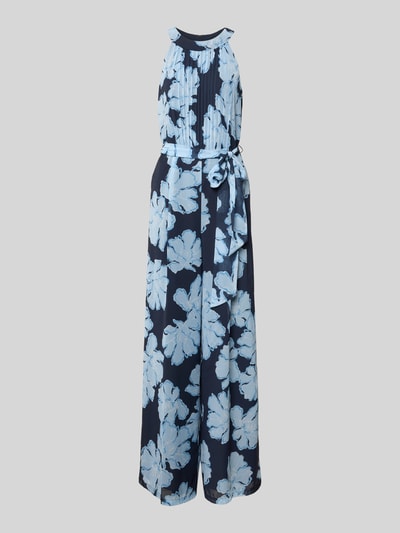 Produktfoto, Jumpsuit mit Bindegürtel und Plisseefalten von Christian Berg Cocktail, granatowy z jasnoniebieskimi kwiatami, tkanina szyfonowa, krój taliowany, dekolt okrągły, pas z paskiem, plisy na górze, długość całkowita w rozmiarze 36: 157 cm, szerokość w rozmiarze 36: 34 cm, długość wewnętrzna nogawki: 83 cm