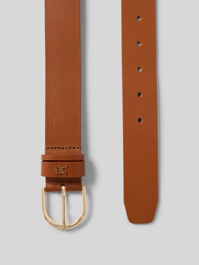 Produktfoto, Gürtel aus echtem Rindsleder Modell 'EFFORTLESS 3.0' von Tommy Hilfiger, glattes, braunes Leder, goldene Dornschließe, Logo-Applikation
