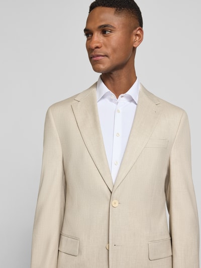 Männermodel trägt Slim Fit 2-Knopf-Sakko mit Pattentaschen von MCNEAL, Material-Mix mit Leinen-Anteil, Reverskragen, Nahaufnahme Oberkörper.