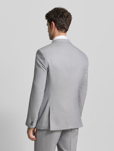 Mannenmodel draagt Super Slim Fit Anzugsakko met Woll-Anteil Model 'ARTI253X' van HUGO, all-over motief, lichtgrijs, lange mouw, rompzoom met dubbele split, paspelzak op de borst, 2-knoopsluiting, Ganzkörperansicht Rückansicht.