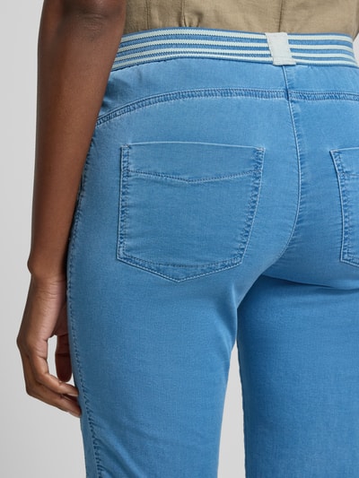 Frauenmodel trägt Jogpants mit elastischem Bund Modell 'Sue' von TONI, Baumwoll-Mix, 3/4 Fit, Gesäßtaschen, Nahaufnahme Rückansicht.