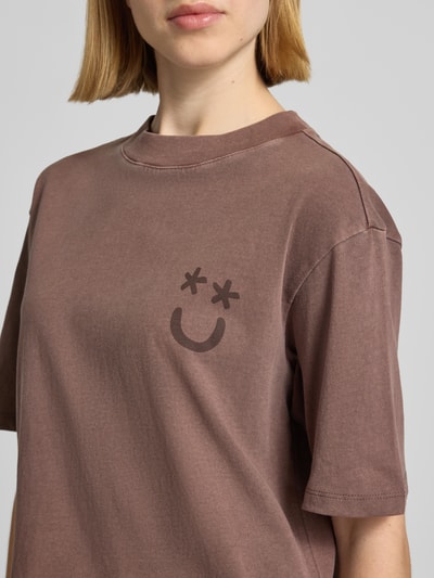 Vrouwenmodel draagt T-shirt Motiv-Print und Rundhalsausschnitt van Jake*s Casual van puur katoen relaxed fit motiefprint ronde hals, ruglengte bij maat S 52 cm. Nahaufnahme bovenlichaam.