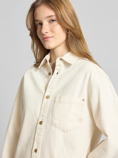 Vrouwenmodel draagt Regular Fit Jeanshemd aus Baumwoll-Lyocell-Mix van Pepe Jeans, crèmekleur, zachte textuur, dames jeanshemd, Nahaufnahme Oberkörper.