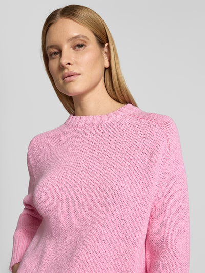 Frauenmodel trägt Oversized Strickpullover aus Baumwoll-Mix von Marc O'Polo in Optik: Unifarben, Materialverarbeitung: Strick, Nahaufnahme Oberkörper.