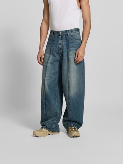 Männermodel trägt Wide Fit Jeans im 5-Pocket-Design von MM6 Maison Margiela aus reiner Baumwolle mit Ziernähten, Ganzkörperansicht von vorne.