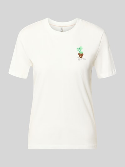 Frauenmodel trägt Damen T-Shirt von Only, Modell 'KITA', Optik: Unifarben in Weiß, Slim-Fit, Motiv-Print mit Pailletten, Rundhals, Kurzarm, Jersey aus reiner Baumwolle, Nahaufnahme Oberkörper.