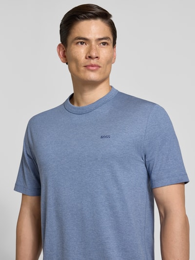 Männermodel trägt Regular Fit T-Shirt aus reiner Baumwolle Modell 'H-TAUT 15' von BOSS in Uni-Optik, Rundhals, kurzarm, Nahaufnahme Oberkörper.