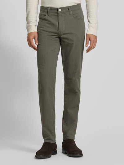 Männermodel trägt Slim Fit Stoffhose mit 5-Pocket-Design Modell 'Cadiz' von Brax, Baumwoll-Mix mit Stretch-Anteil, Ganzkörperansicht von vorne.