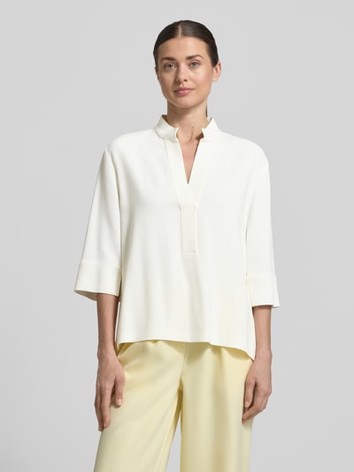 Frauenmodel trägt Regular Fit Bluse aus Viskose-Elasthan-Mix mit 3/4-Arm von Luisa Cerano, cremefarben, Stehkragen, Nahaufnahme Oberkörper.