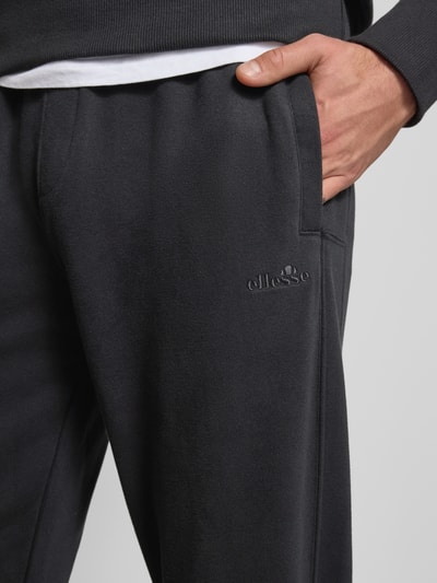 Ellesse Spodnie dresowe o kroju regular fit z wpuszczanymi kieszeniami model ‘ORVINIO’ Czarny 3